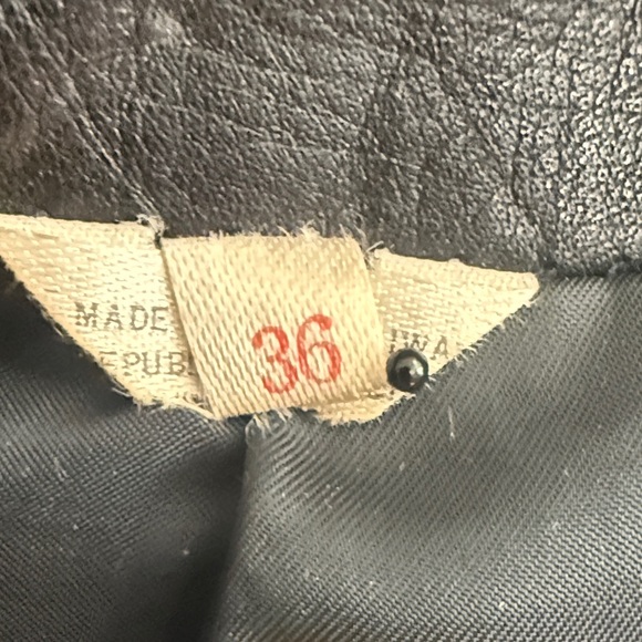 Vintage Men's Black Leather Jacket - Picture 4 of 13